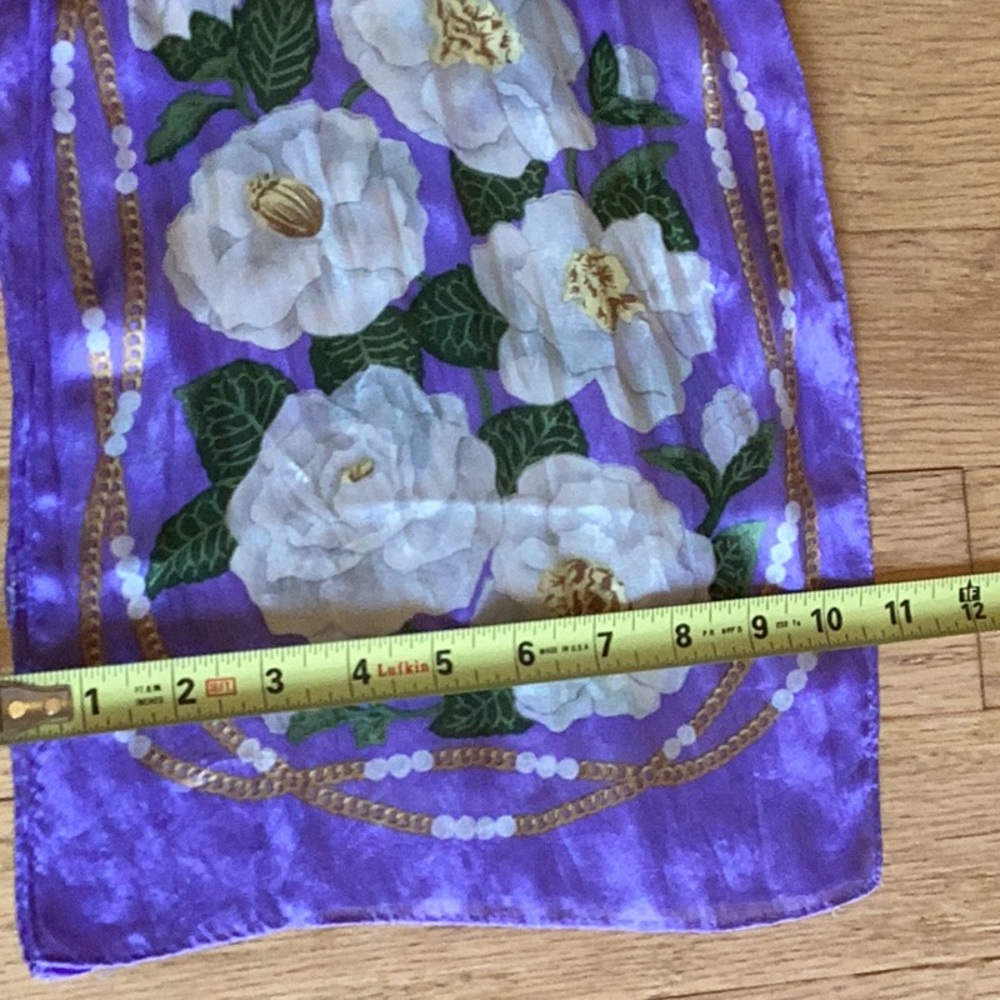 100% silk scarf 11”x52” White roses with green leaves, chain of pearls border - Picture 3 of 5
